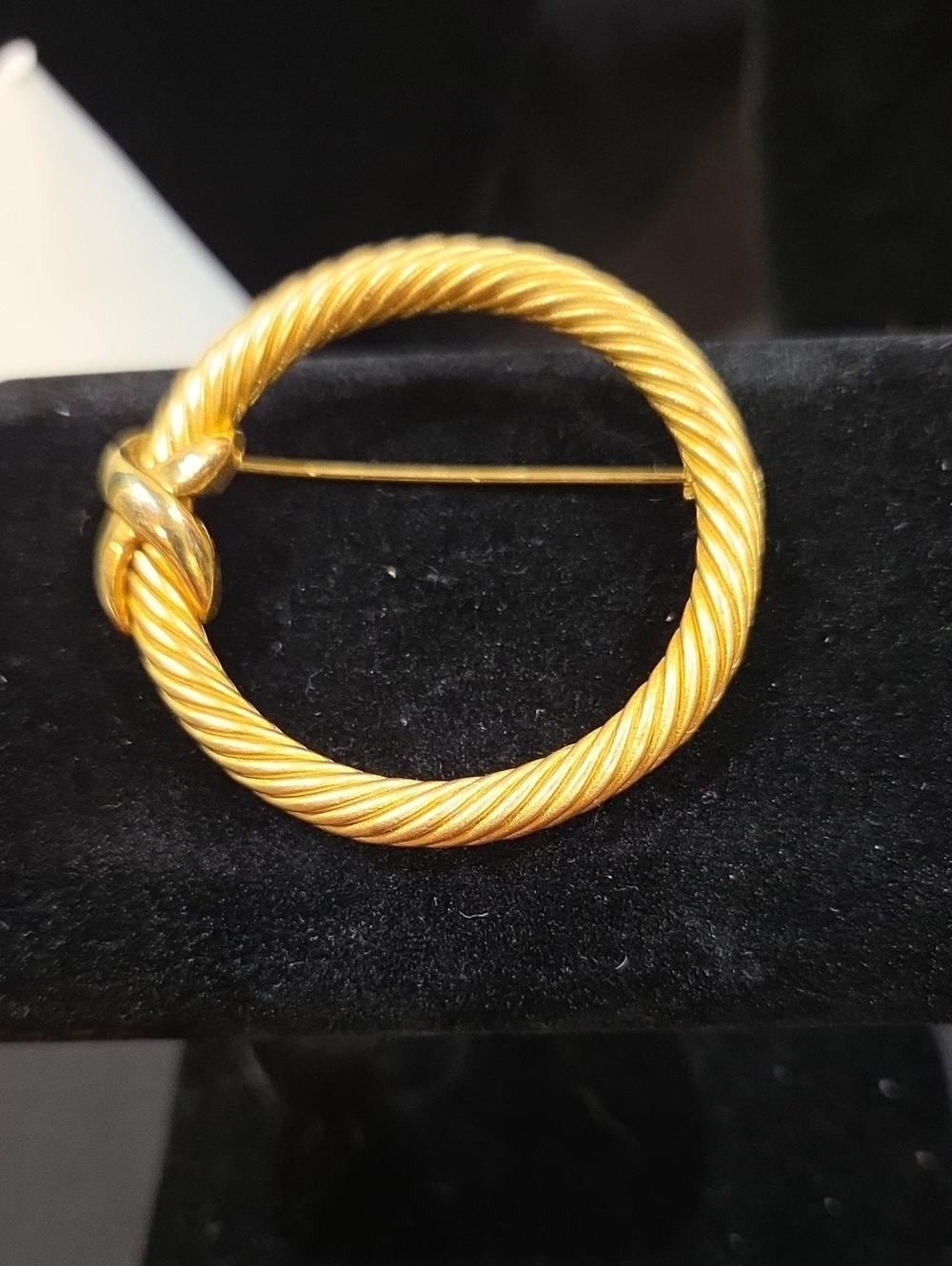 VINTAGE GOLDTONE BRAIDED ROPE BROOCH WITH XO KISSES THEME